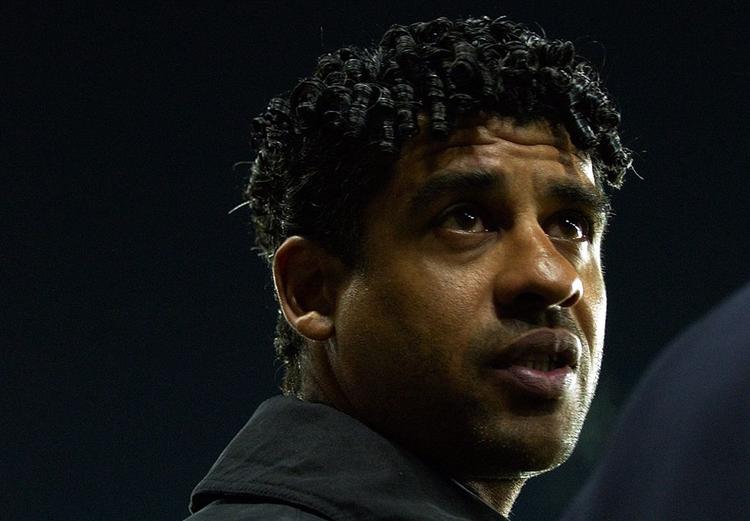 Frank Rijkaard har haft stor succes i Barcelona, men meldes nu på vej væk. 
