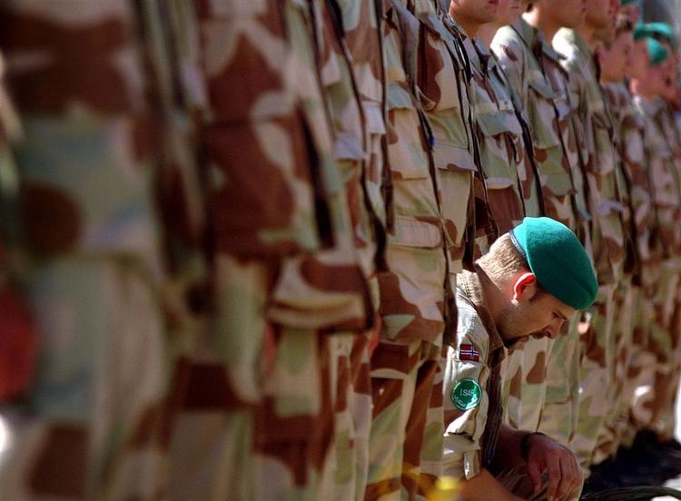 Foto fra en Højtidelighed for en dræbt norsk soldat i Afghanistan 2004. 