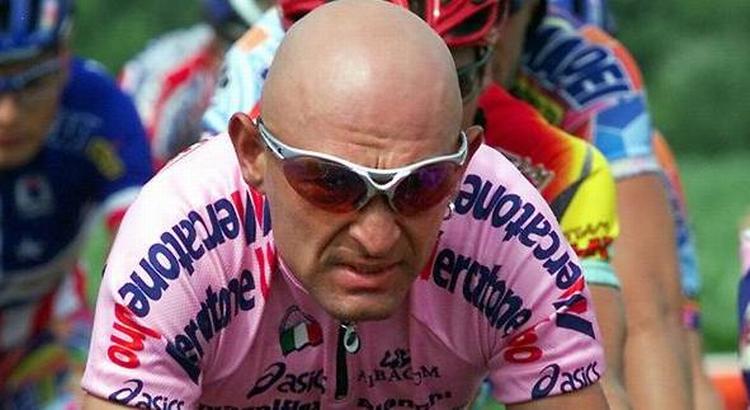 Bjergspecialisten Marco Pantani stod øverst på Giro-podiet i 1998 - samme år som han vandt Tour de France. Han døde 14. februar 2004 af en overdosis kokain. 