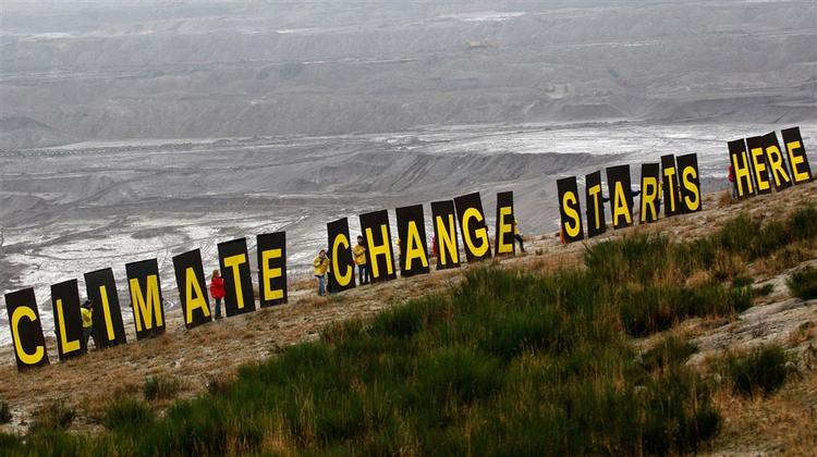 Greenpeace har flere gange demonstreret for mere opmærksomhed på klimaforandringer. Her gør de det nord for Prag. 