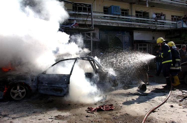 En markedsplads i Kirkuk blev omdannet til et flammehav efter to bilbomber eksploderede. 