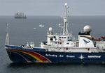 Japan afviser hjælp fra Greenpeace, der vil slæbe brandhærget skib væk. 