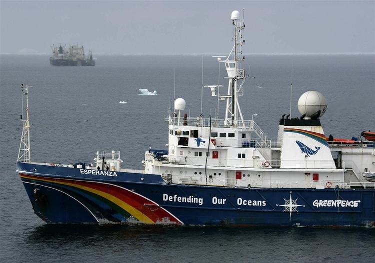 Japan afviser hjælp fra Greenpeace, der vil slæbe brandhærget skib væk. 