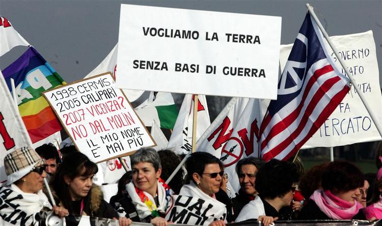 Øjenvidner skønner at op mod 100.000 deltog i demonstrationen mod udvidelsen af en amerikansk militærbase i Italien. 