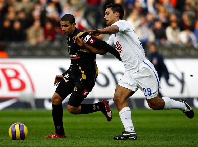 Mohamed Zidan i kamp med Herthas Malik Fathi i dagens opgør i Bundesligaen. 