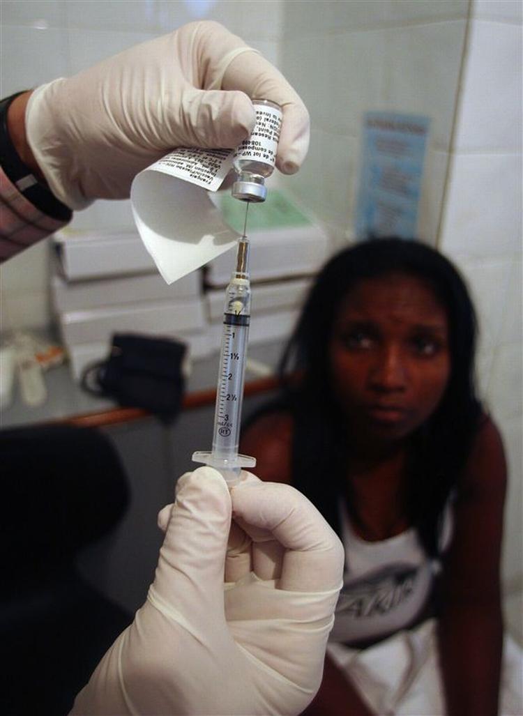 En dominikansk prostitueret venter på sin eksperimentelle vaccine. 