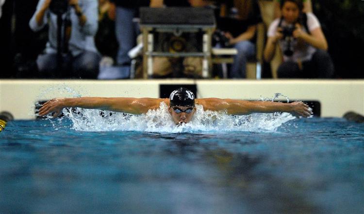 Michael Phelps satte sin femte verdensrekord i 200 meter butterfly - som han ikke deltager i ved VM i næste måned. 