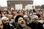 Indvandrere og etniske danskere kommunikerer bedre sammen efter den ophedede Muhammed-krise for et år siden. 