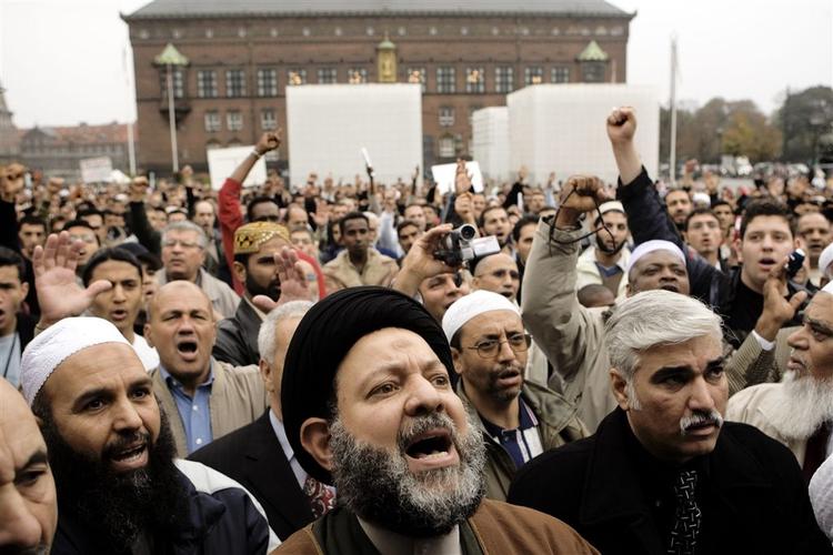 Indvandrere og etniske danskere kommunikerer bedre sammen efter den ophedede Muhammed-krise for et år siden. 