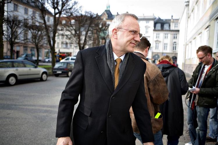 Administrerende direktør Jørn Neergaard Lrsen for DA på vej til forhandling med forligsmanden Asbjørn Jensen. 