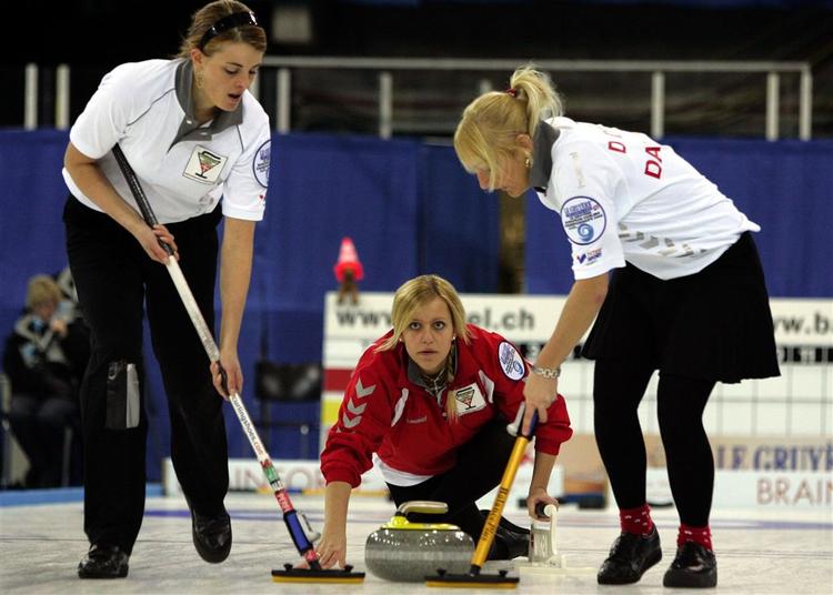Viceskipper Madeleine Dupont (i rødt) satte den sidste sten, der afgjorde årets DM-finale for kvinder. 