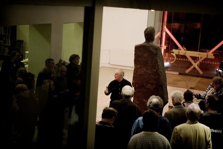 De demonstrerende kunstnere er forsamlet på Charlottenborg, hvor formand for Grønningen Finn Mickelborg taler. 