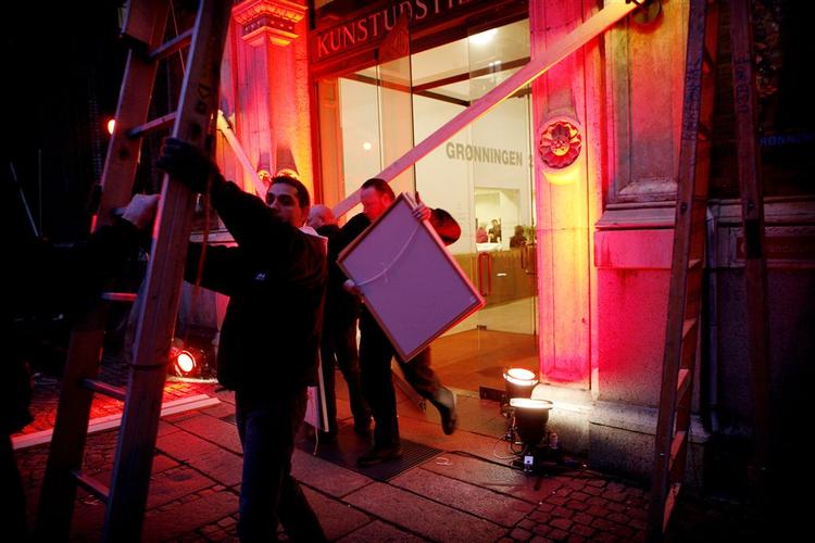 Malerier bliver båret ud fra Charlottenborg, mens et stort banner bliver foldet ud. De demonstrerende forventer mindst at blive der til i morgen, 