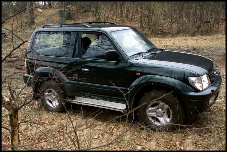 Benzinslugende og miljøbelastende biler som denne Toyota Landcruiser skal ikke længere være danskernes førstevalg i bil. Derfor skal prisen på grønne biler lempes. 