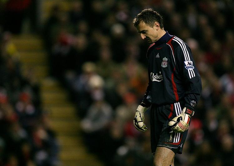 Liverpools polske landsholdsmålmand, Jerzy Dudek, var så urolig, at portugisisk politi måtte pacificere ham med håndjern. 