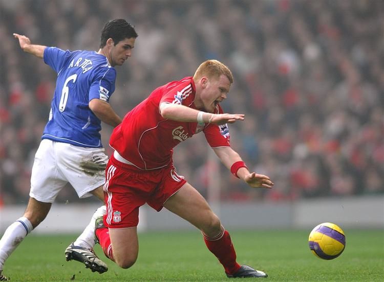 John Arne Riise(i rødt), der er utilfreds med at have fået en bøde på 850.000 kroner. 