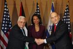 Vi mødes igen, blev de tre parter enige om. Men ellers var det småt med konkrete fremskridt, da USAs Condoleezza Rice mødtes med Israels Ehud Olmert (th) og palæstinensernes Mahmoud Abbas. 