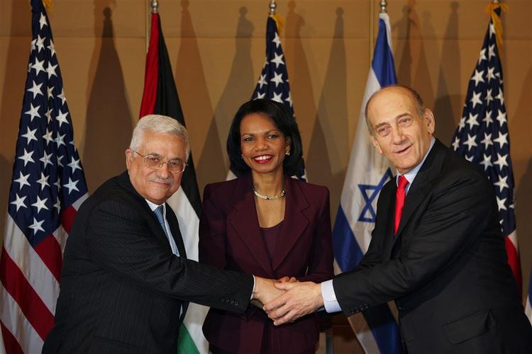 Vi mødes igen, blev de tre parter enige om. Men ellers var det småt med konkrete fremskridt, da USAs Condoleezza Rice mødtes med Israels Ehud Olmert (th) og palæstinensernes Mahmoud Abbas. 