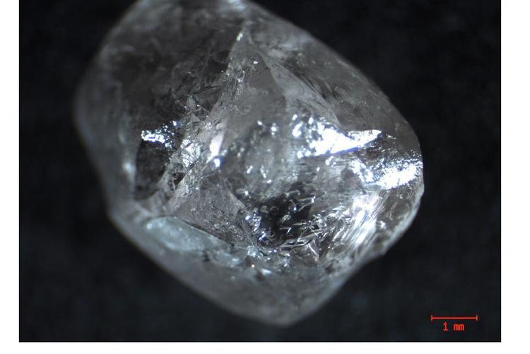 Diamanten vejer godt et halvt gram, og måler 7-8 millimeter på tværs. 