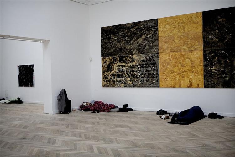 Kunstnersamlingerne overnattede på Charlottenborg i protest i nat. 