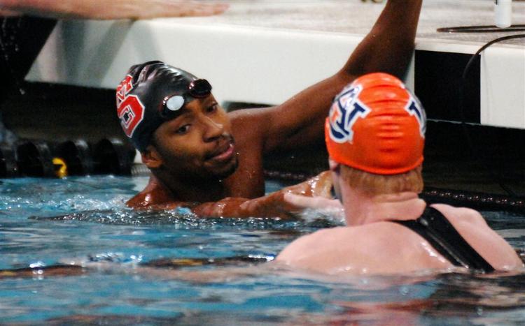 Cullen Jones vandt 50 meter fri med Jakob Andkjær (med ryggen til) på tredjepladsen ved Grand Prix-stævnet i Missouri. 