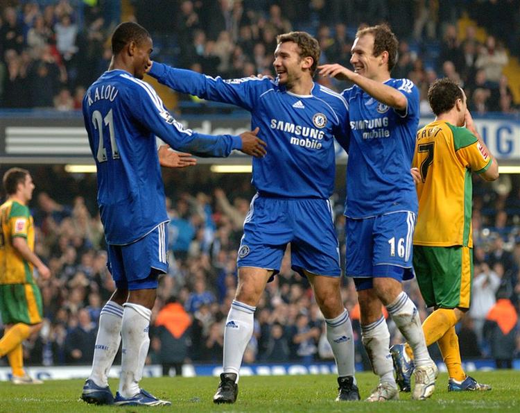 Chelsea spillerne jubler, det samme gær klubbens direktør, der øjner et regnskab i balance i 2009-2010. 