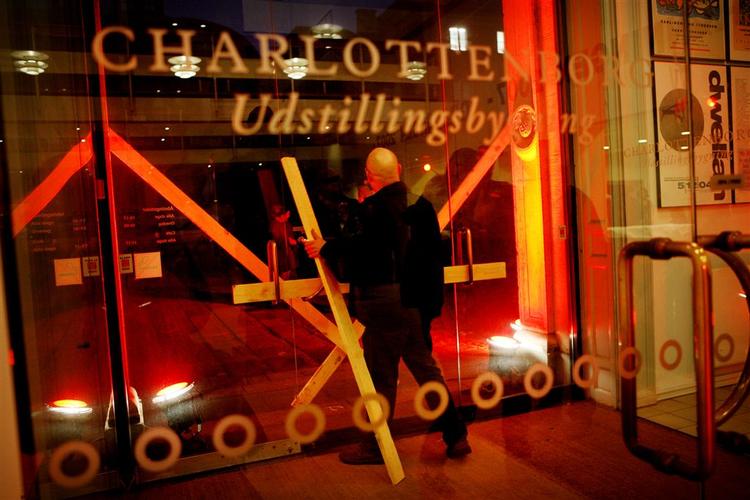 Barikaden ved Charlottenborg er til aften blevet hævet. 