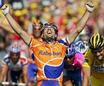 Den tredobbelte spanske verdensmester Oscar Freire vandt dagens spurtopgør foran Tom Boonen, som fortsat er i den gule førertrøje. - Foto: AP 