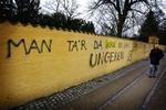 Muren langs Assistens Kirkegård hårdt plaget af hærværk. 