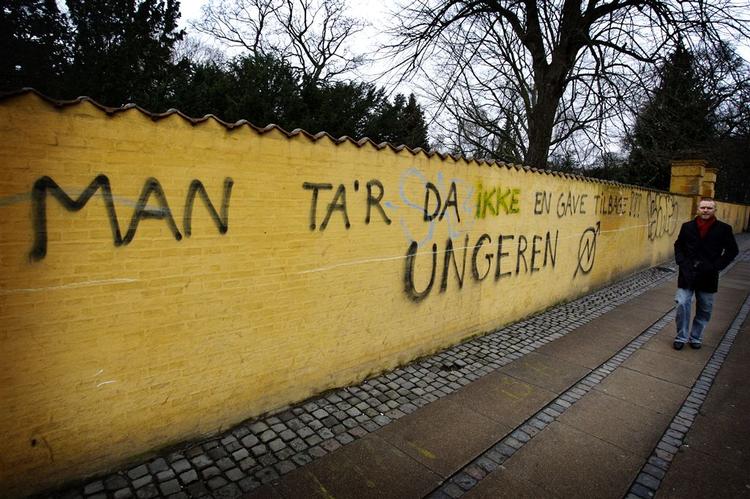 Muren langs Assistens Kirkegård hårdt plaget af hærværk. 