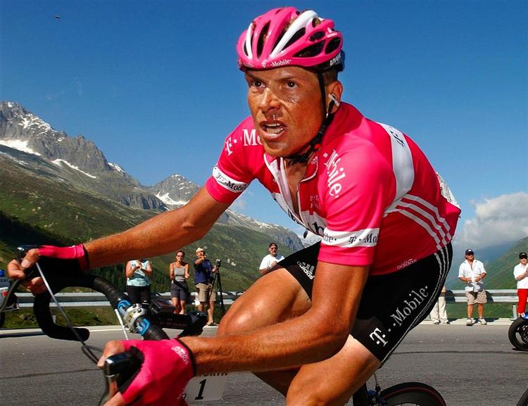 Den tyske cykelrytter Jan Ullrich har kaldt til pressemøde. Men han har ikke tænkt sig at svare på spørgsmål. 