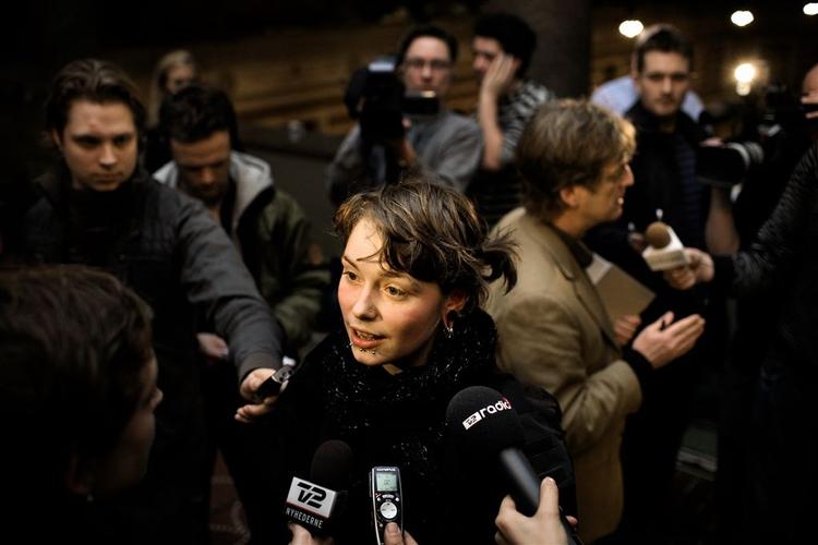 Ditte, talskvinde for Ungdomshuset, i forgrunden, mens fondsadvokat Knud Foldschack udtaler sig i baggrunden efter mødet i dag på rådhuset i København. 