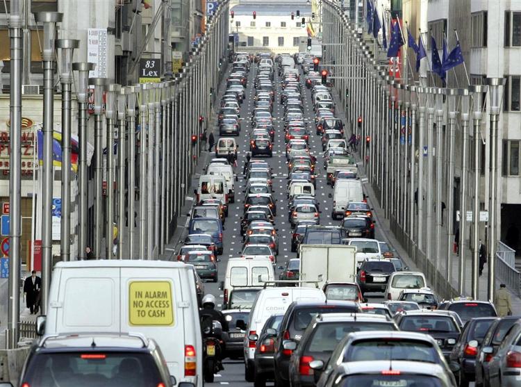 Myldretid i Bruxelles. EU's miljøministre har her i dag vedtaget skrappere mål for udledningen af drivhusgasser. 