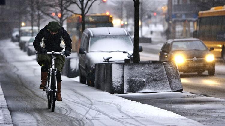 Københavnerne fik både sne og modvind på cykelstierne. 