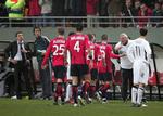 Lilles rødklædte spillere stimlede sammen på sidelinien, efter Ryan Giggs (th.) havde scoret Manchester Uniteds mål til 1-0. 