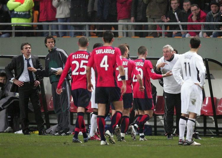 Lilles rødklædte spillere stimlede sammen på sidelinien, efter Ryan Giggs (th.) havde scoret Manchester Uniteds mål til 1-0. 