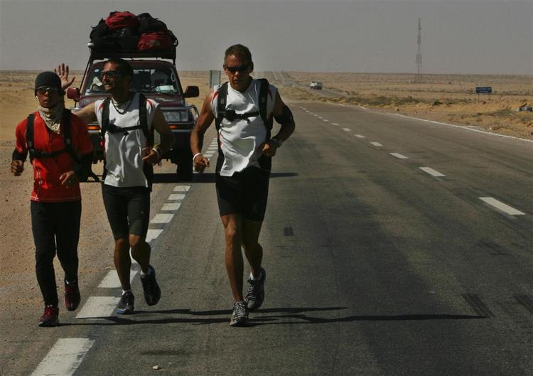 De tre ekstremløbere har løbet 151 maratonløb på 111 dage i Saharaørkenen. 