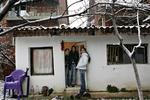 Den kosovaalbanske familie Nura blev udvist af Danmark og sendt tilbage til Kosova. Familien, der består af tre børn og forældrene, bor på otte kvadratmeter. Begge forældre er psykisk syge men kan ikke få hjælp i deres hjemland. Familien bor i et baghus i Pristina. Oppositionen kræver integrationsmininster Rikke Hvilshøjs afgang som følge af behandlingen af kosova-flygtningene. 