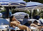 Det er dyrt at ligge og sludre på stranden i Cannes. 
