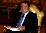 Efter kun ni måender på posten trækker Romano Prodi sig som ministerpræsident. 