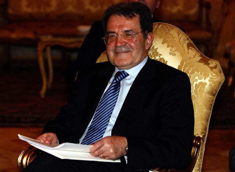 Efter kun ni måender på posten trækker Romano Prodi sig som ministerpræsident. 