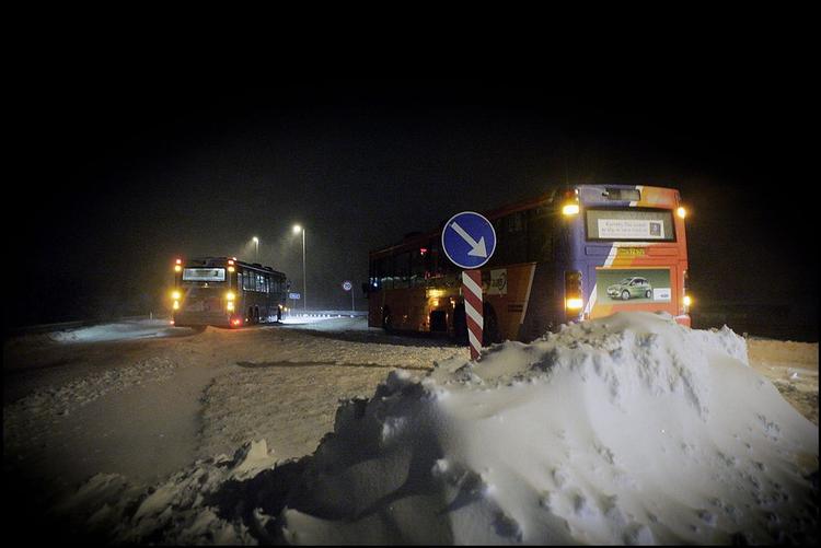 En lang række busser og fly bliver ramt af nattens snestorm. 
