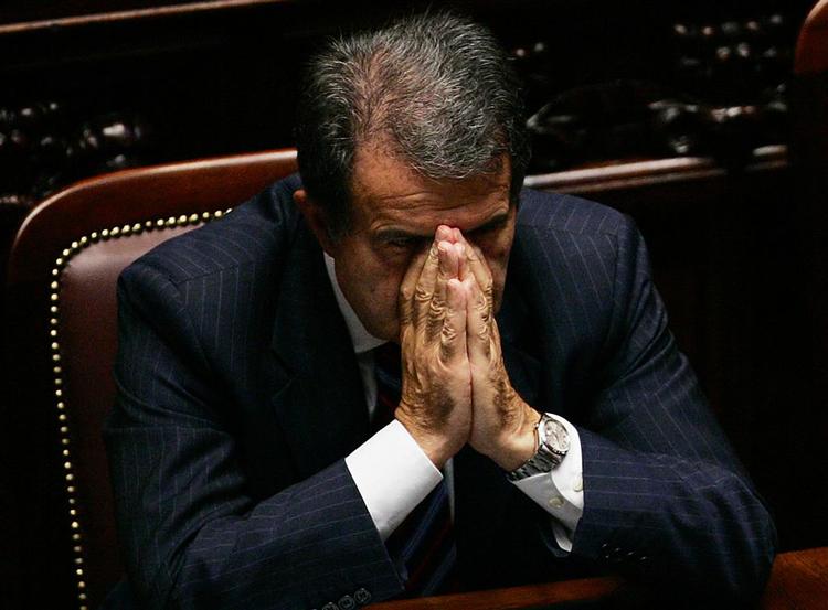 Prodi er ifølge italienske medier rasende. Nu skal han undersøge, om det er muligt, at han kan fortsætte som leder af regeringen i Italien. 