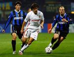 Valencias angriber Fernando Morientes klemmer sig mellem Inter-forsvarerne Zanetti og Cambiasso. 