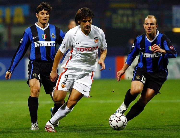Valencias angriber Fernando Morientes klemmer sig mellem Inter-forsvarerne Zanetti og Cambiasso. 