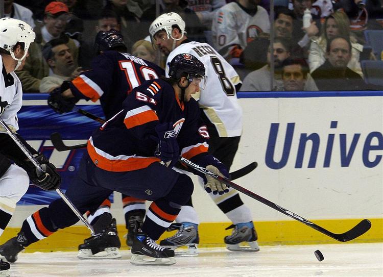 Frans Nielsen i kamp mandag mod Pittsburgh Penguins. 