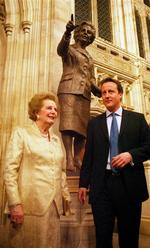 Tidligere premierminister Margaret Thatcher sammen med den nuværende leder af det konservative parti, David Cameron, ved afsløringen af statuen i bronze af Jernladyen. 