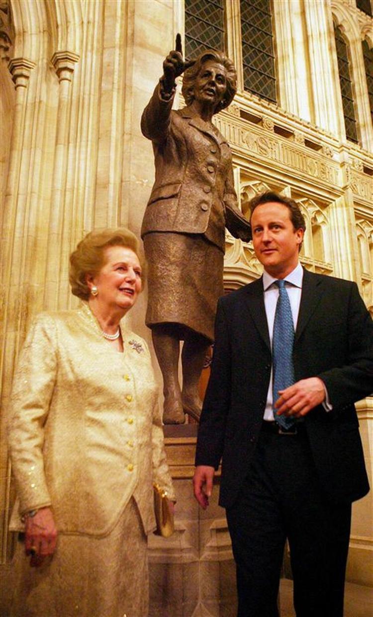 Tidligere premierminister Margaret Thatcher sammen med den nuværende leder af det konservative parti, David Cameron, ved afsløringen af statuen i bronze af Jernladyen. 