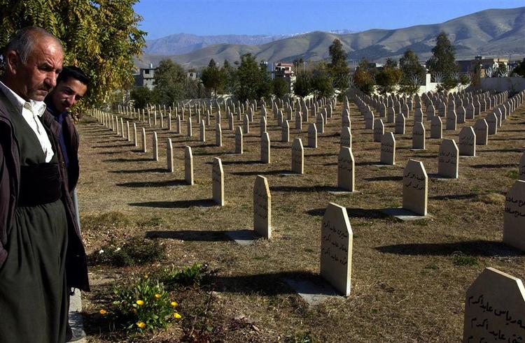 I Halabja fylder gravene efter Saddams gasangreb i 1988 op uden for byen. 