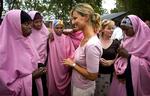 Udviklingsminister Ulla Tørnæs (V) i Kenya - i baggrunden integrationsminister Rikke Hvilshøj (V) (arkivfoto). 